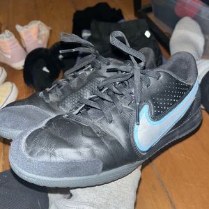 Indoor soccer shoes